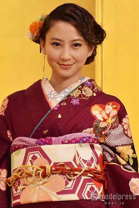 武井咲、剛力彩芽ら美女11人が華やか晴れ着で豪華集結