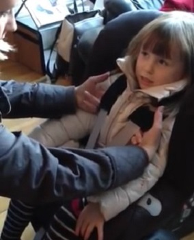 子供にコートを着せたままチャイルドシートに乗せると危険！