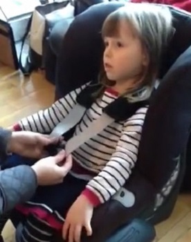 子供にコートを着せたままチャイルドシートに乗せると危険！