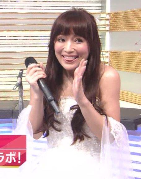 浜崎あゆみが胸の谷間&美脚をあらわにした写真がセクシーすぎると話題に「色っぽすぎ!」