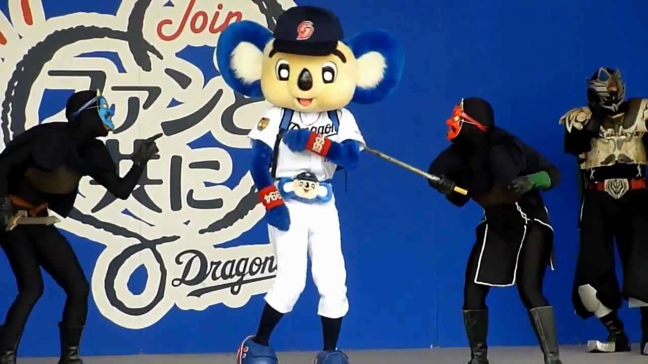 '12.09.09 「右ひじ左ひじ交互に見て」をするドアラ - YouTube