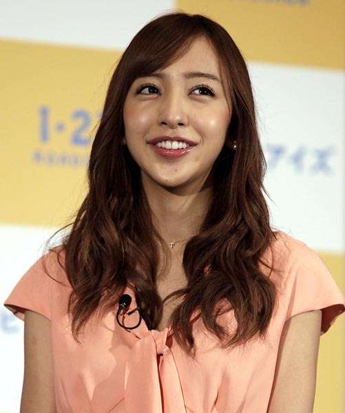 板野友美、俳優から連絡先聞かれた