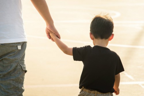 子どもの貧困率、日本は15.7％で国際平均超え …親子間の負の連鎖を断ち切るには
