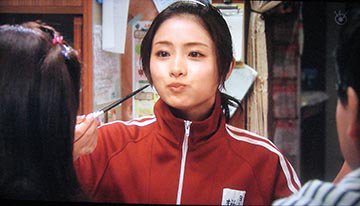 「似合ったら美人認定」石原さとみ、新垣結衣、綾瀬はるかが着こなす共通アイテムとは?