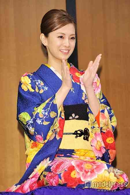 北川景子、艶やか着物姿&上品SEXYドレスで美脚チラリ