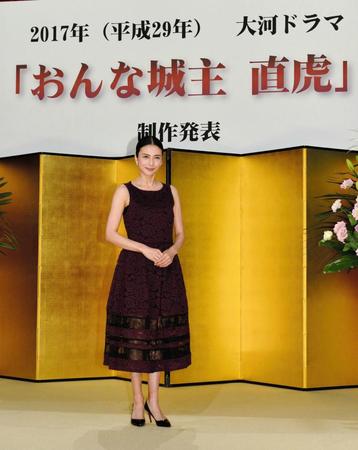 柴咲コウが美脚ショットで魅了。ショートパンツ姿に「やっぱりええ女」