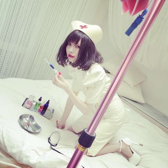 益若つばさ“ナースコスプレ”で妖艶に見つめる姿にファン興奮。「注射されたい！」