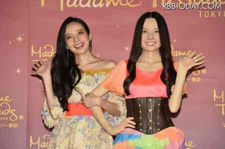 ベッキー、2000万円の等身大フィギュアと初対面「生きてるみたい!」