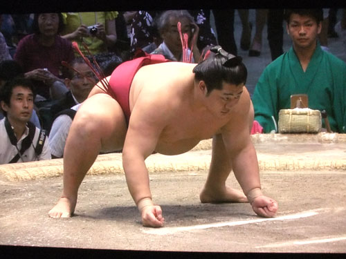 膝を曲げてる人の画像