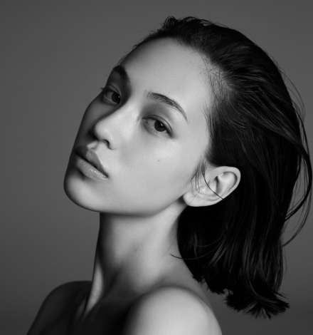 水原希子“天然ドジっ子”で新境地　香取慎吾主演『家族ノカタチ（仮）』