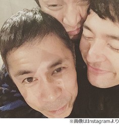 ナイナイ岡村隆史が凄い3ショット、小栗旬＆妻夫木聡と顔寄せ合い密着。