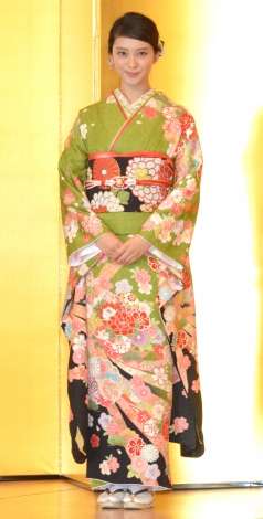 武井咲、剛力彩芽ら美女11人が華やか晴れ着で豪華集結