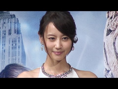 堀北真希、結婚後初イベント。純白ドレス姿で「明るい家庭築きたい」 - YouTube