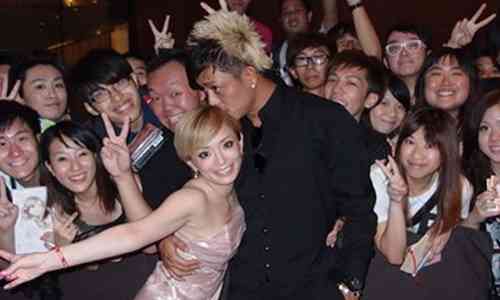 浜崎あゆみが胸の谷間&美脚をあらわにした写真がセクシーすぎると話題に「色っぽすぎ!」