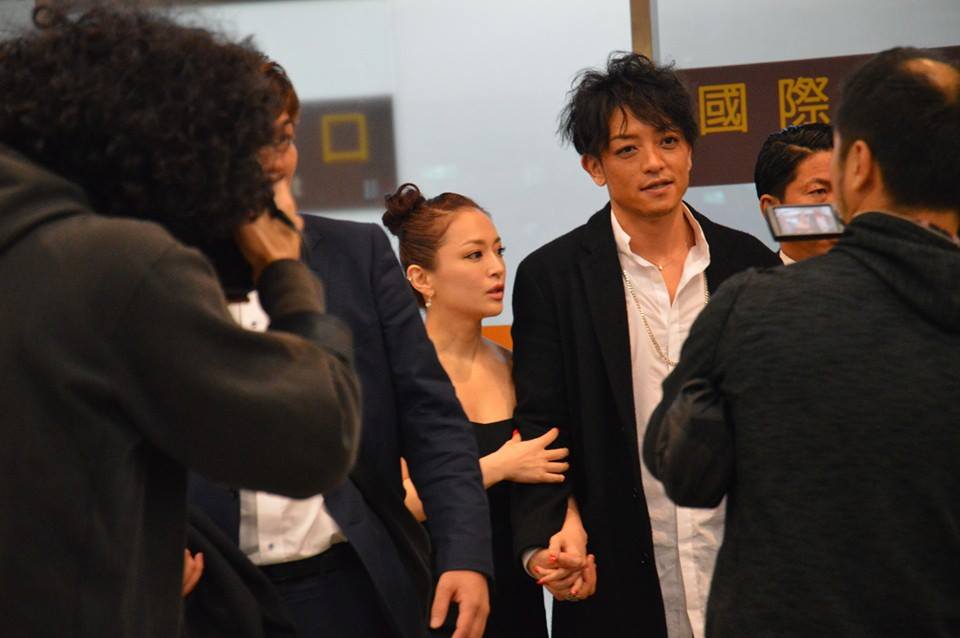 浜崎あゆみが胸の谷間&美脚をあらわにした写真がセクシーすぎると話題に「色っぽすぎ!」