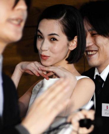 水原希子、野村周平との交際報道に笑顔 とぼけた表情で否定せず