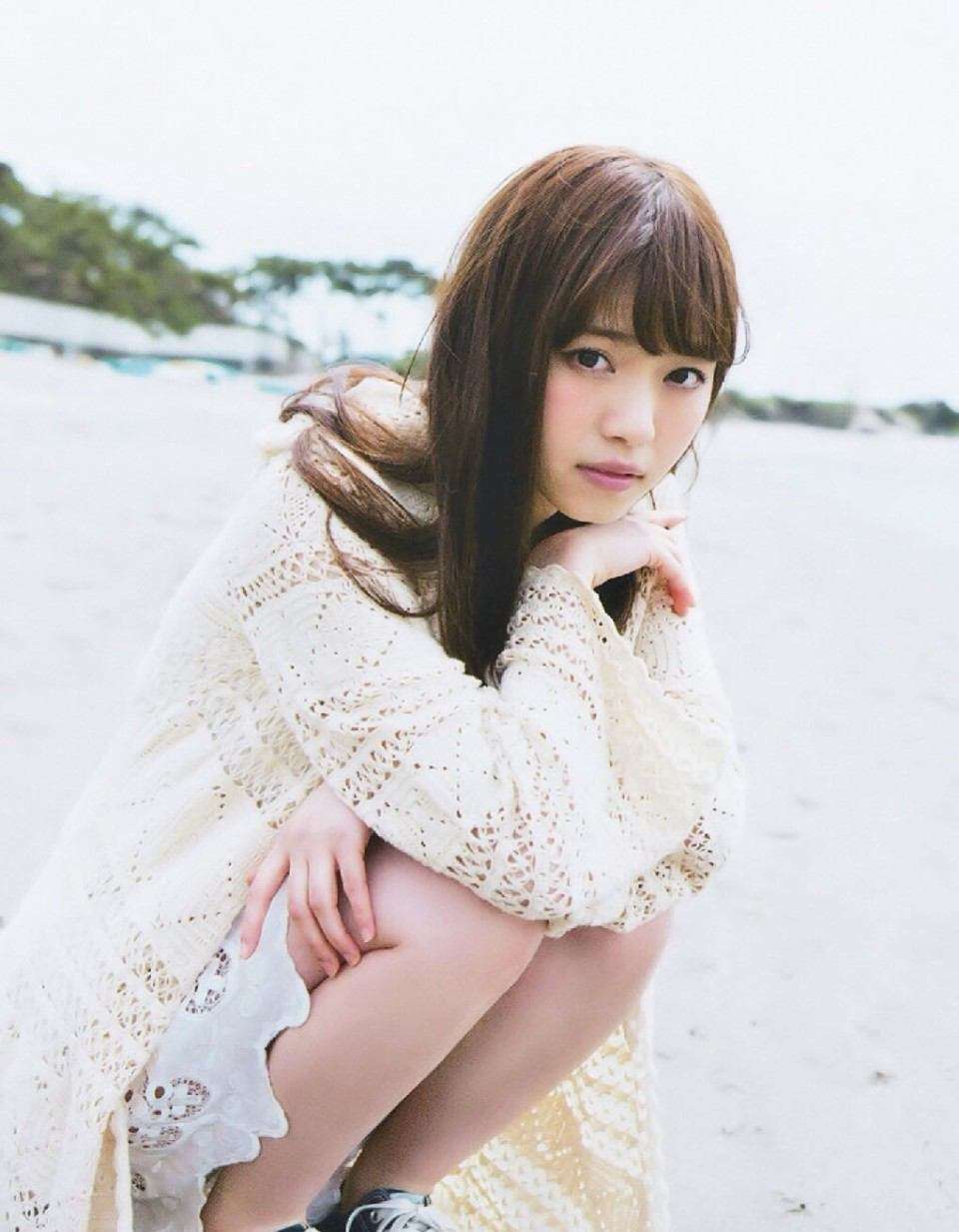 膝を曲げてる人の画像