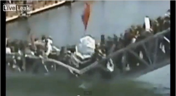 【衝撃映像】中国で完成したばかりの橋に人が殺到 → 通行制限がかかるも観光客が強行突破 → 橋が崩落