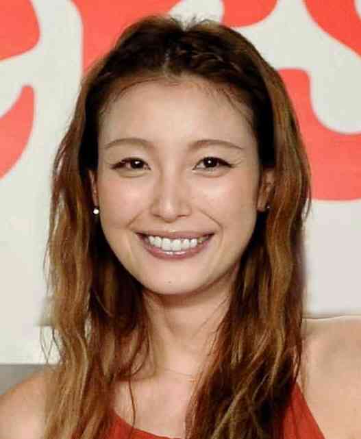 木下優樹菜、安室ライブ客席の姿がTVニュースに 近藤春菜と最前列でノリノリ