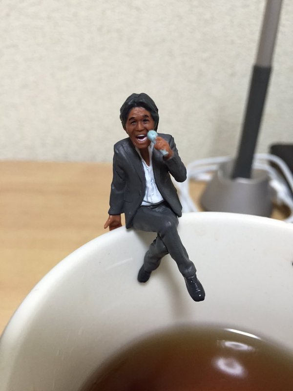 【画像】『コーヒーカップの松崎しげる』で遊び倒す人たち続出ww