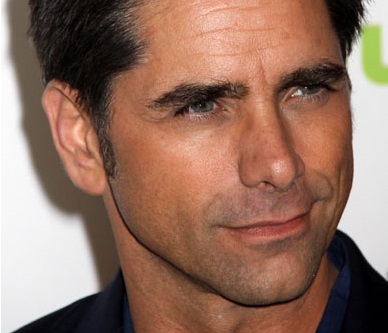 米ドラマ「フルハウス」の“ジェシーおじさん”こと俳優ジョン・ステイモスが逮捕…ファン大ショック