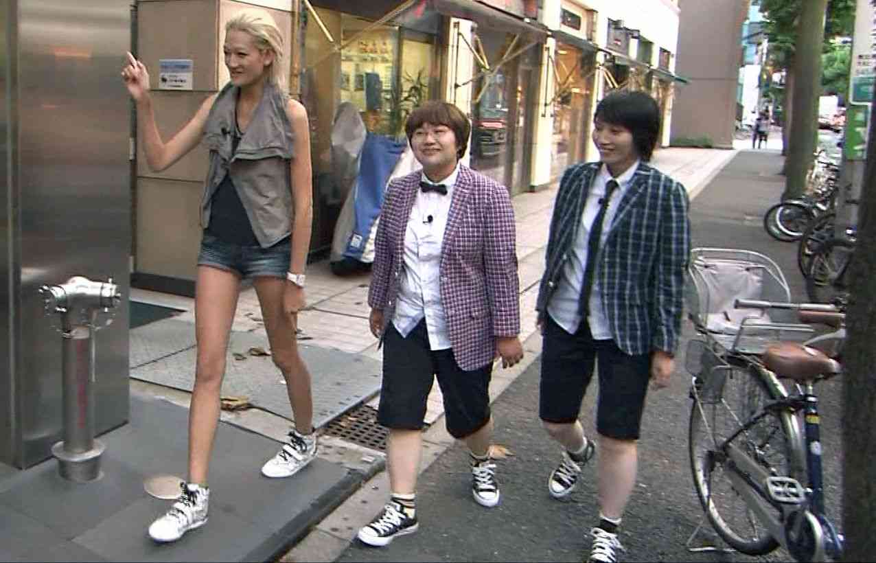 ヒールを履いてない脚の画像