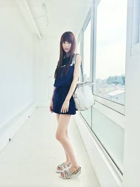 ヒールを履いてない脚の画像