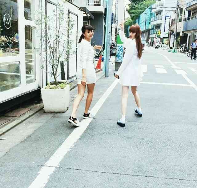 ヒールを履いてない脚の画像