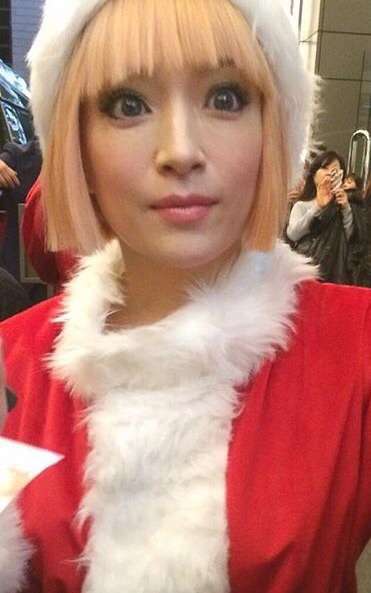 浜崎あゆみが胸の谷間&美脚をあらわにした写真がセクシーすぎると話題に「色っぽすぎ!」