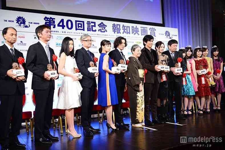 広瀬すず、吉田羊らが華やかドレスで「報知映画賞」受賞　前田敦子、本田翼も駆けつける