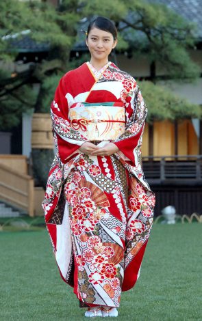 武井咲、剛力彩芽ら美女11人が華やか晴れ着で豪華集結