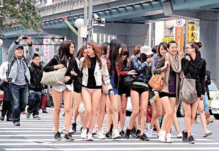 ヒールを履いてない脚の画像