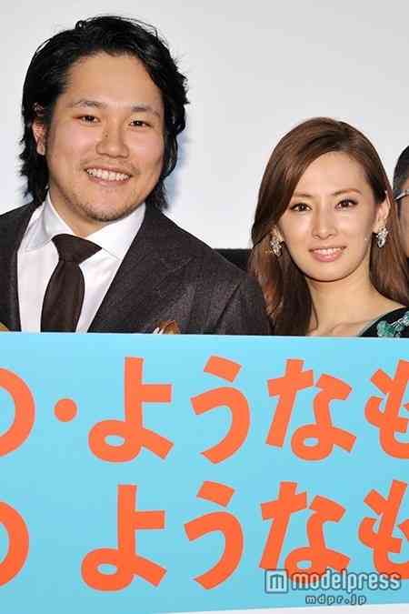 北川景子、艶やか着物姿&上品SEXYドレスで美脚チラリ