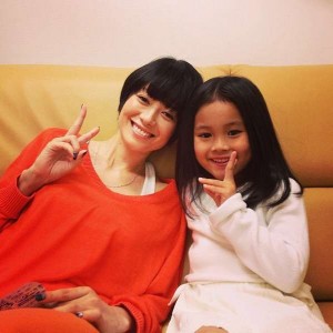 二人ともすっぴん?真木よう子&小泉今日子の2ショットに「似てる!」「まるで美人姉妹」