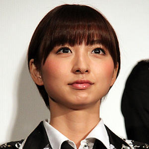 篠田麻里子:ヤングジャンプで「ラスト水着」 袋とじで異例のミニ写真集2冊付き