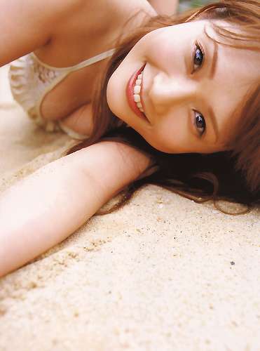 安倍なつみのDカップがあわや…!“宿敵”後藤真希に対抗心むき出し?