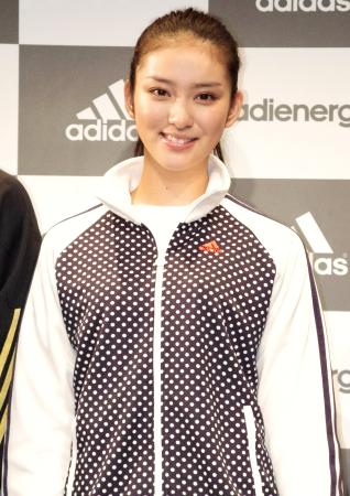「似合ったら美人認定」石原さとみ、新垣結衣、綾瀬はるかが着こなす共通アイテムとは?