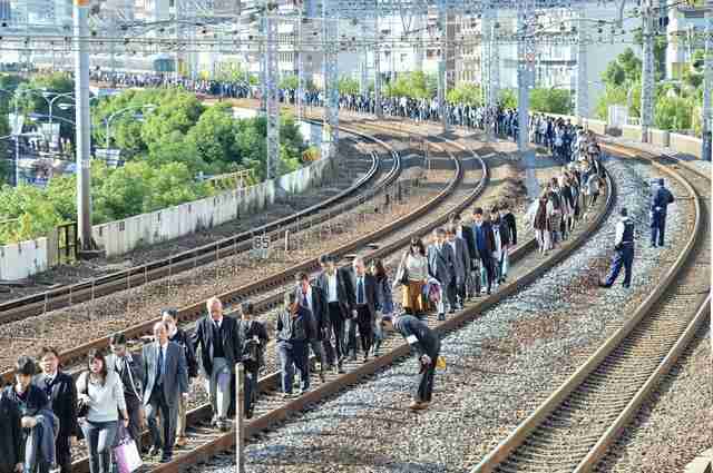 JR神戸線が大変なことになっていた…5000人が線路上を歩き、人身事故で衝突した女性の身体が男性に直撃