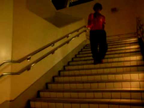 でらかっこいい階段の降り方 - YouTube