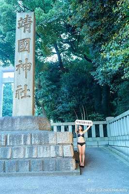【画像】中国人女性が靖国神社でビキニ姿に 尖閣諸島の領有権を主張 - ライブドアニュース