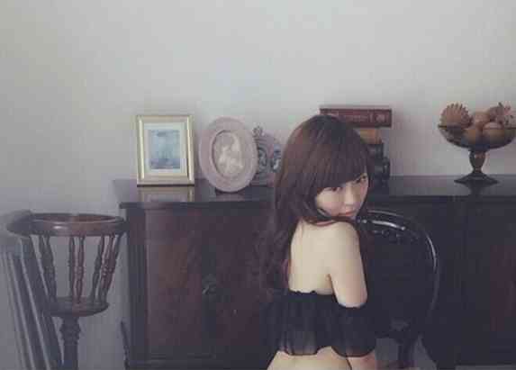 NMB48渡辺美優紀、背中を大胆に露出させた振り向き写真がセクシーすぎると話題に　「ドキドキする」 - AOLニュース