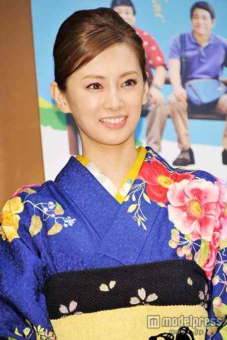 北川景子、艶やか着物姿&上品SEXYドレスで美脚チラリ