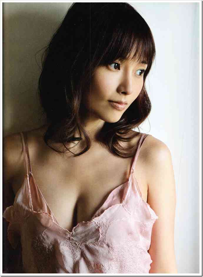 安倍なつみのDカップがあわや…!“宿敵”後藤真希に対抗心むき出し?
