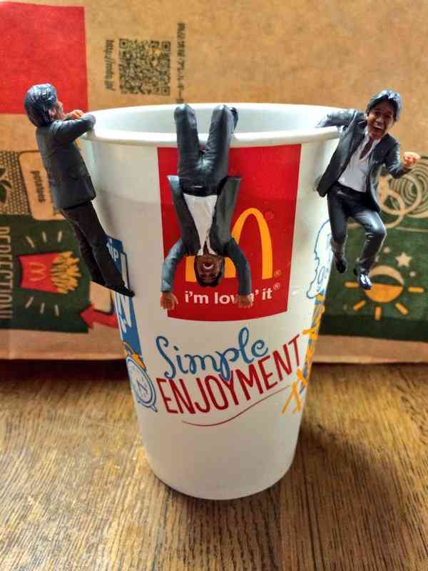【画像】『コーヒーカップの松崎しげる』で遊び倒す人たち続出ww