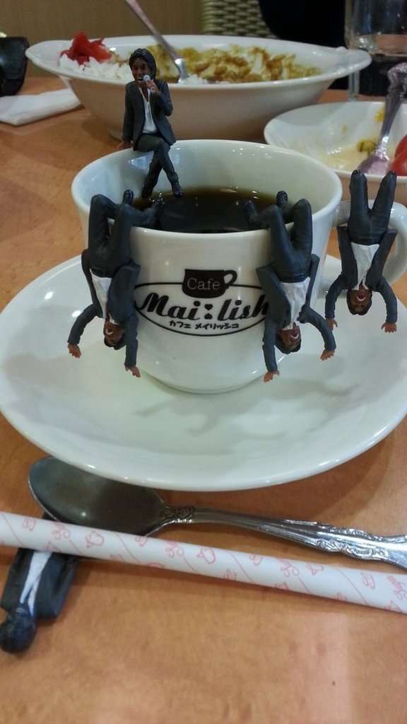 【画像】『コーヒーカップの松崎しげる』で遊び倒す人たち続出ww