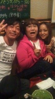 木下優樹菜、安室ライブ客席の姿がTVニュースに 近藤春菜と最前列でノリノリ