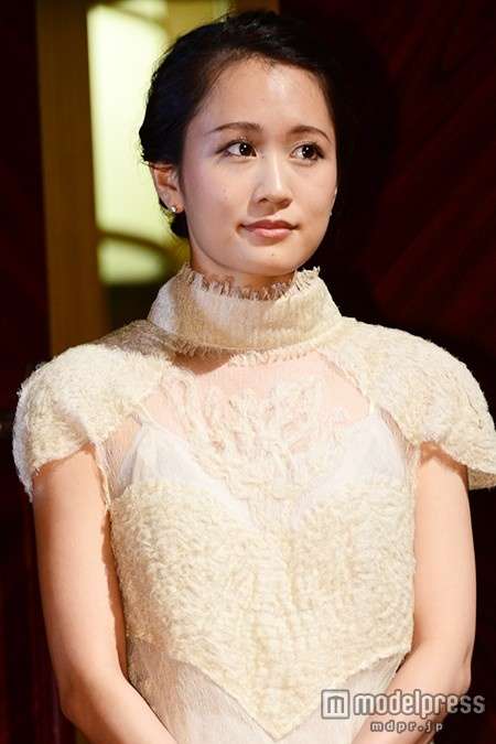 広瀬すず、吉田羊らが華やかドレスで「報知映画賞」受賞　前田敦子、本田翼も駆けつける