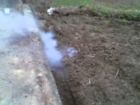 黒色火薬の爆破実験 - YouTube