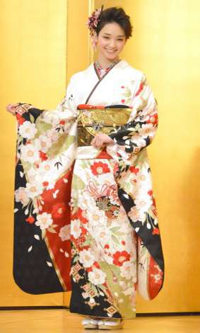 武井咲、剛力彩芽ら美女11人が華やか晴れ着で豪華集結