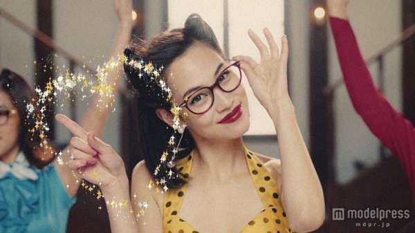 水原希子、キュートなダンス＆“ハートの魔法”でハッピーオーラ全開 - モデルプレス
